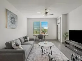 Park West 450 1bedroom Suite, Pool, Gym, Parking