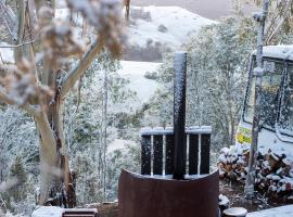 Bus & Hot Tub Secluded Eco Forest Retreat, hotel s vířivkou v destinaci Bagdad