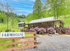 Cozy Mars Hill Farmhouse with Scenic Views, cottage in Mars Hill