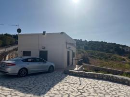 Nice chalet in front of Ajloun mountains, villa í Amman