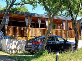 Mobile home 249 - Large Terrace & Private Jacuzzi, hotel v destin&aacute;cii Selce