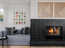 Chic Bend Condo with Fireplace and Forest Views!, hotel com banheiras de hidromassagem em Bend