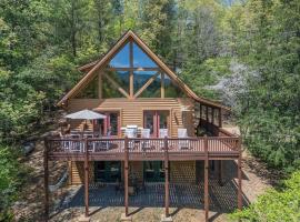 Wanderlust Cabin with Deck and Lovely Mountain Views, hotel en Brasstown