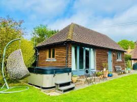 The Barn cottage with hot tub overlooking the lake, hotel near Glyndebourne Opera House, Ringmer