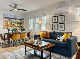 Step into School Spirit at the Golden Dome Getaway, vacation home in South Bend
