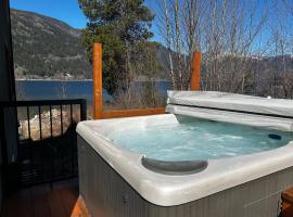 Kaslo, Upper Floor Paradise, 2 Beds and Hot Tub, cottage in Nelson