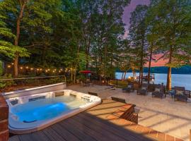 Boathouse Cove by AvantStay New Pool Swim Dock, hotel in Lake Norman of Catawba