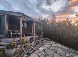 Cabin with hottub at homestay, hotel i Karitane