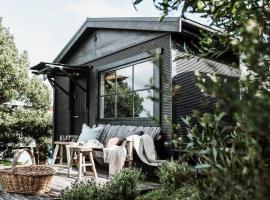 Bushy Summers - A Nurturing Bayside Shack, hotell i Strahan