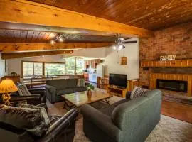 4 Bedroom Cottage near The Village, Private Beach Access, BBQ, Petfriendly
