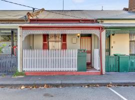 Melbourne Guest House with Parking and Courtyard, hotel din Melbourne