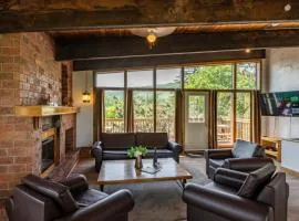 6 bdrm Blue Mountain Cottage, Private Beach Access, Hot Tub, Sauna, Table Tennis, BBQ, Petfriendly