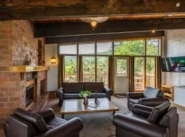 6 Bedroom Chalet with Hot Tub at Tyrolean at Blue Mountain