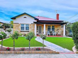 Cozy Beach Cottage Steps from Beach Jetty، فندق في Largs