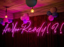 Base Ao Nang Beachfront Party Hostel 18-35 Years Old Only – hotel w Aonang Beach