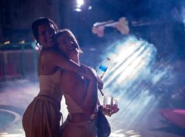 Base Ao Nang Beachfront Party Hostel 18-35 Years Old Only: Ao Nang Plajı şehrinde bir otel