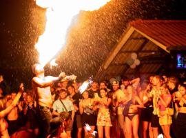 Base Party Hostel, hostel in Ao Nang Beach