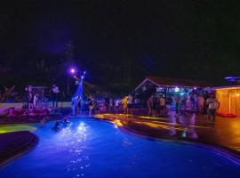 Base Party Hostel, albergue en Ao Nang Beach