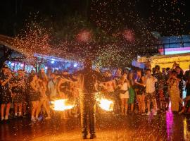 Base Party Hostel, hotel i Ao Nang Beach