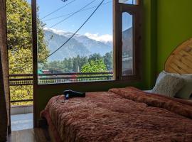Attic Monkey Cafe & Rooms, bed and breakfast en Manali