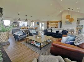 HIGH TIDE- LUXURY DEATCHED BUNGALOW- Sleeps 10 or 12 - Annexe option, ξενοδοχείο σε Trearddur