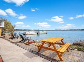 3BR Fife Lake Getaway with Fire Pit & Hot Tub, hotel cu parcare din Fife Lake