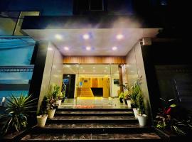 HOTEL ROYAL SUITES AND ROOMS Near AIG Hospital Gachibowli、Gachibowliのアパートメント