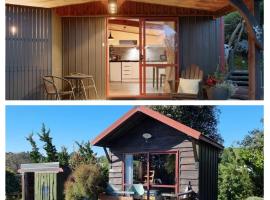 Swiss-Kiwi Retreat A Self-contained Appartment or a Tiny House option, domek nebo chatka v destinaci Tauranga