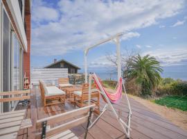 リゾートゲストハウス FLAG Awaji, hotel v destinaci Awaji