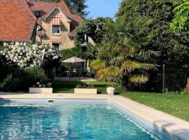 Charmant Studio refait à neuf, hotel sa bazenima u gradu Bois-le-Roi