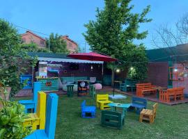 The Hood - Shkodra Backpackers Hostel, готель у місті Шкодер