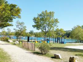 Mobil Home vue sur le lac dans un camping 4 étoiles à Cadenet, camping i Cadenet