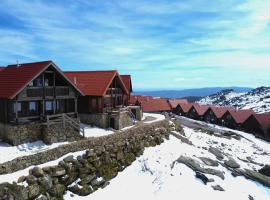 Chal&eacute; de Montanha com sons de rio，Cortes do Meio的木屋