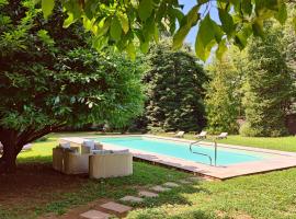La Vaseria Country House with Secret Garden and pool, landsted i Ghivizzano