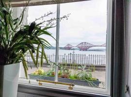 Edinburgh Coastal Cottage : 20 min train to City Centre : Spectacular Views of Forth Bridges, hotel in Queensferry