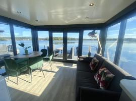 Houseboat Marina Mookerplas 4-6 persons，位于Plasmolen的木屋