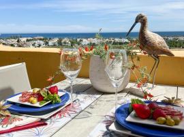 62 - Penthouse in Los Almendros with fantastic vie, hotel cu piscine din Marbella
