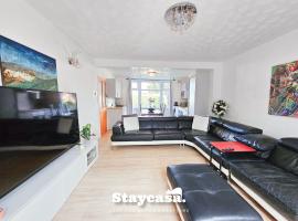 Inviting & Spacious 6bdr Home With Free Parking!, feriehus i Manchester