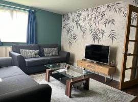 Comfortable Two Bedroom Modern Apartment, hotel near Tube Station, London
