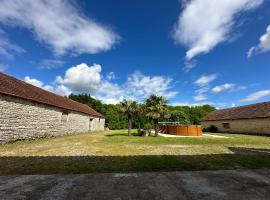 The charming private Farmhouse at La Grenouillére, hotell i Puyréaux