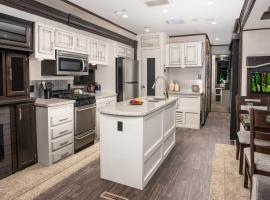 Logan Martin Lake Retreat، فندق في Lincoln