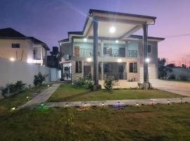 Stylish House with Generator - Tema Community 25, holiday home in Hanya