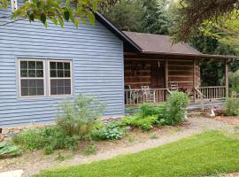 Restored1850s log cabin, with gazebo and gardens! 1 mile to downtown Weaverville, cottage in Weaverville