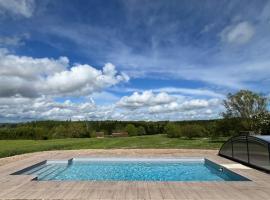 Piscine privée avec belle vue, brasero, basket et wifi 10-14prs, hotel en Abilly-Sur-Claise