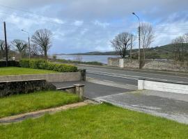 Chalet with sea views, hotel i Ballyshannon