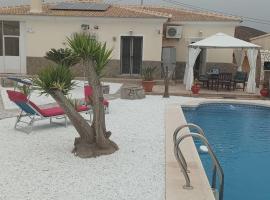 Villa Paz - Villa Familiar para 6 con piscina, AC, Wifi y parking، فندق في Arboleas