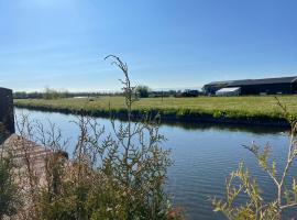 Ferienhaus Jeff direkt am Wasser mit eigenem Bootsanlegeplatz, viešbutis mieste Wervershoof