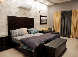Centrally located Villa in the middle of Lahore, cabaña en Lahore