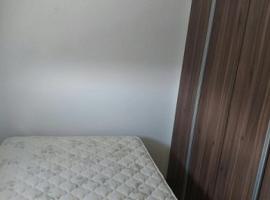 Quarto Individual com Garagem, δωμάτιο σε οικογενειακή κατοικία σε Sorocaba