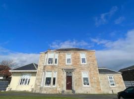 Home in Troon, South Ayrshire, hotel di Troon